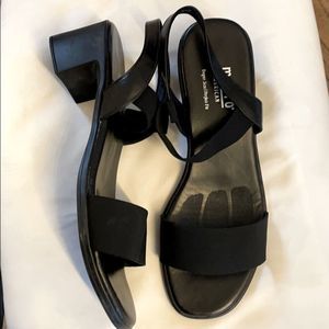 MUNRO BLACK LEATHER SANDAL!